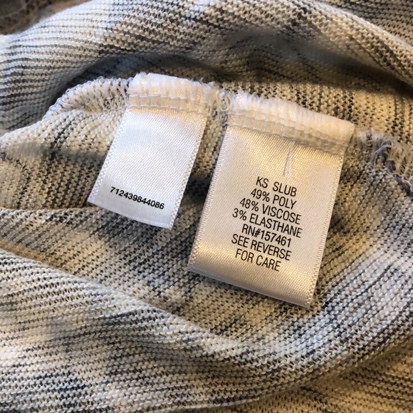 Croft & Barrow PL SS floral print tee in greys - Picture 7 of 7